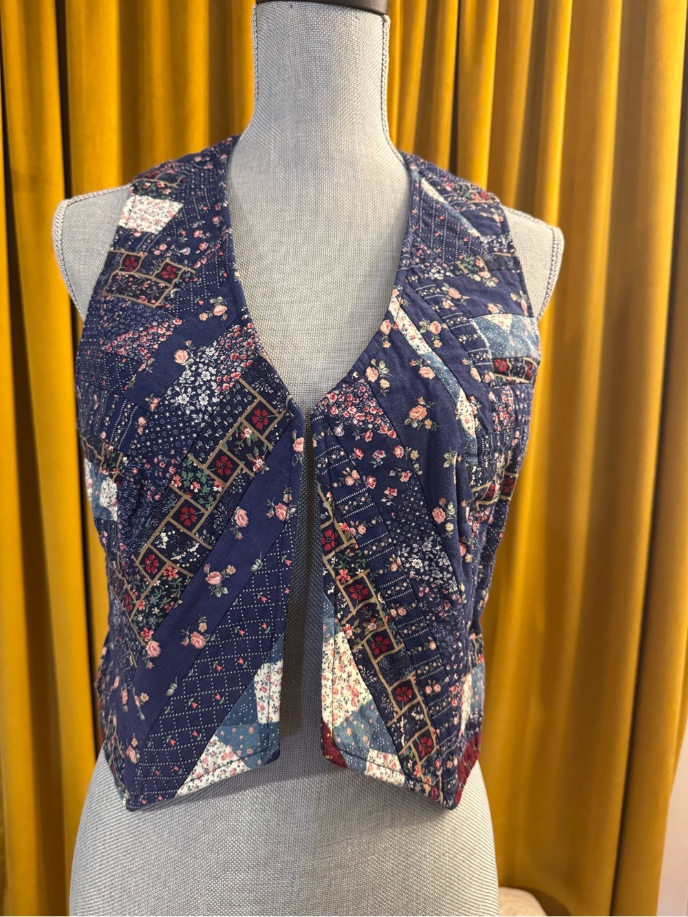 Vintage, handmade Quilted Floral Navy Patchwork Vest 🌸🌸
